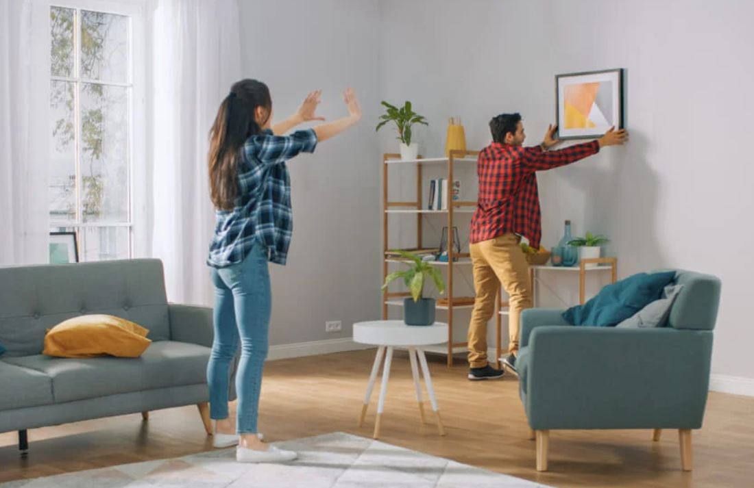 Pareja decorando su hogar con estilo