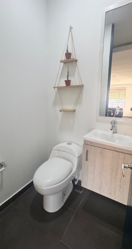 Baño con sanitario y mueble lavamanos