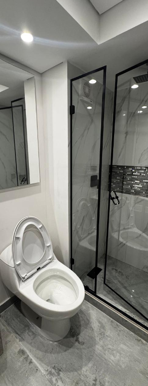 Baño con división en vidrio templado