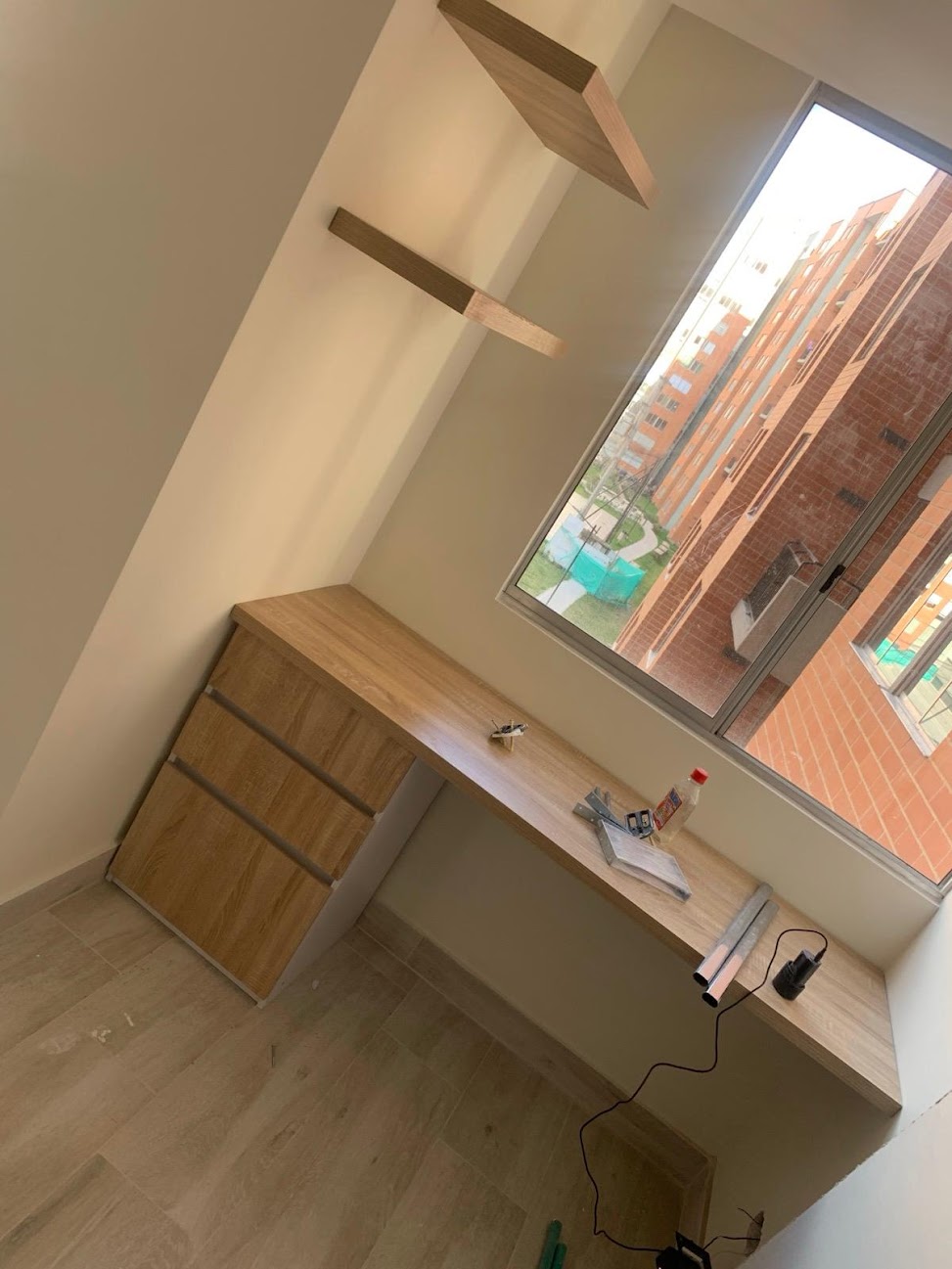 Escritorio en madera con cajones y repisas